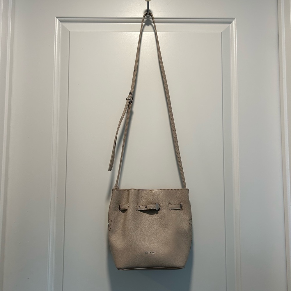 Matt & Nat Cream Crossbody Bucket Bag